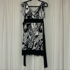 Speeckless Sleeveless Black and White V-Neck Dress🖤